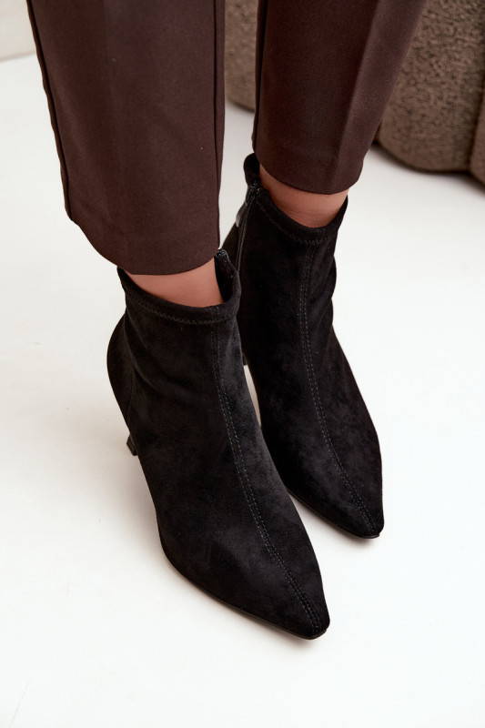 Schwarze Stiefelette mit schlankem Absatz und spitzer Kappe