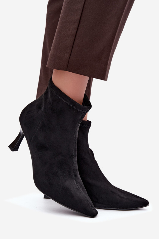 Schwarze Stiefelette mit schlankem Absatz und spitzer Kappe