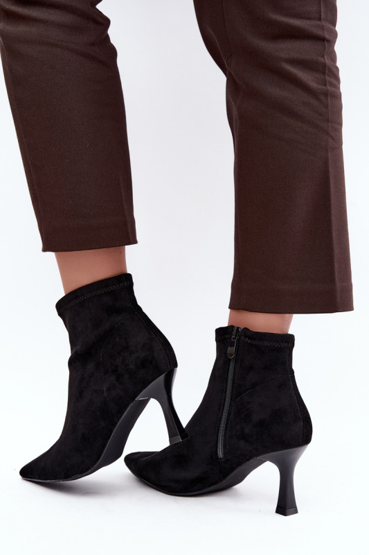 Schwarze Stiefelette mit schlankem Absatz und spitzer Kappe