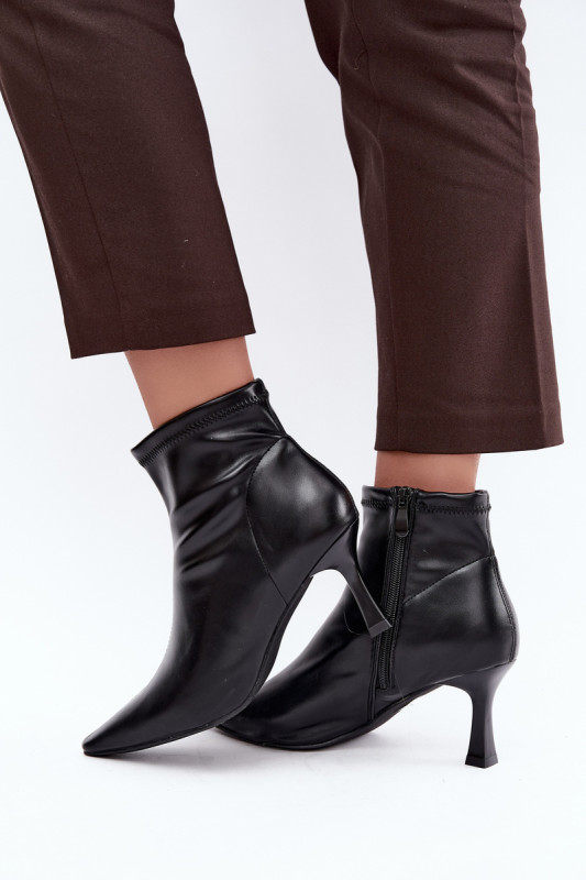 Schwarze Stiefelette mit schlankem Absatz aus Kunstleder