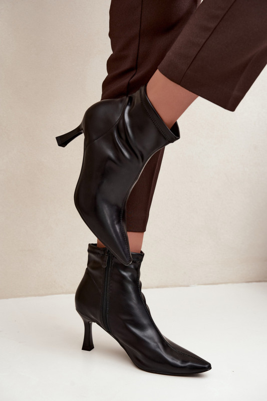 Schwarze Stiefelette mit schlankem Absatz aus Kunstleder