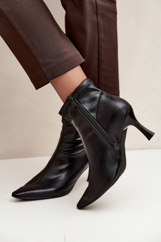 Schwarze Stiefelette mit schlankem Absatz aus Kunstleder