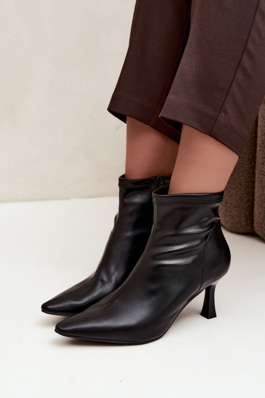 Schwarze Stiefelette mit schlankem Absatz aus Kunstleder