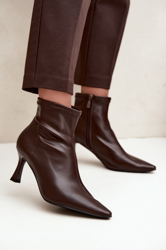 Stiefelette mit schlankem Absatz und Ziernaht aus Kunstleder, braun