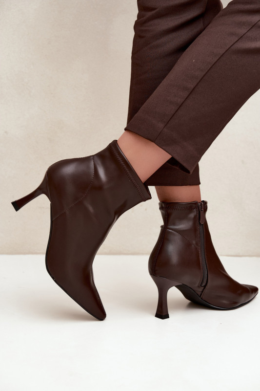 Stiefelette mit schlankem Absatz und Ziernaht aus Kunstleder, braun