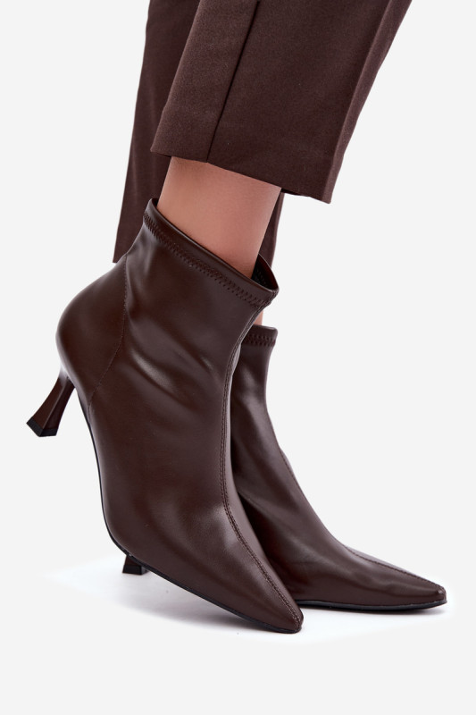 Stiefelette mit schlankem Absatz und Ziernaht aus Kunstleder, braun