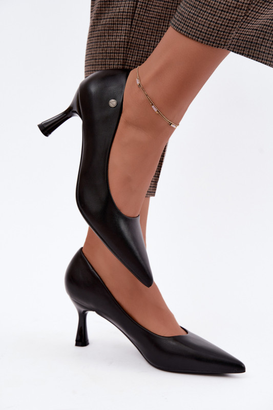 Schwarze Pumps mit schlankem Absatz aus Kunstleder