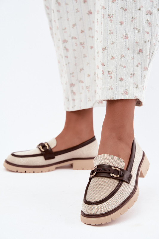 Beige-braune Mokassins mit dekorativem Detail