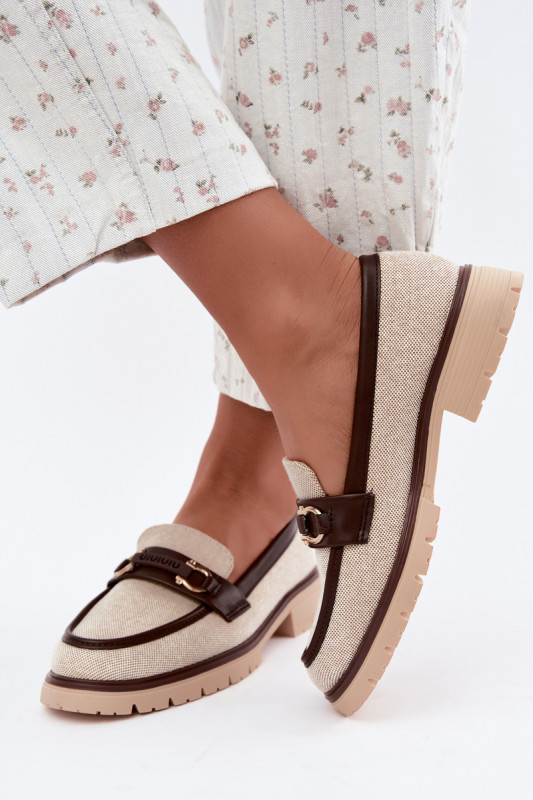 Beige-braune Mokassins mit dekorativem Detail