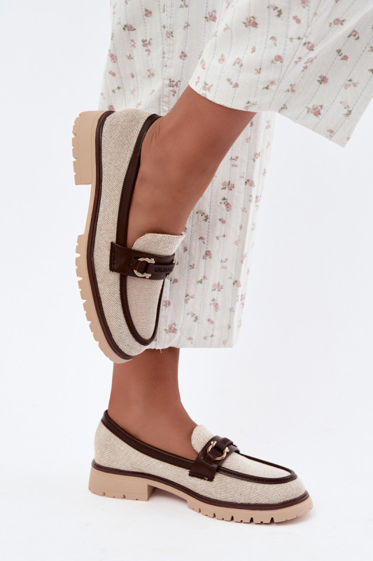 Beige-braune Mokassins mit dekorativem Detail