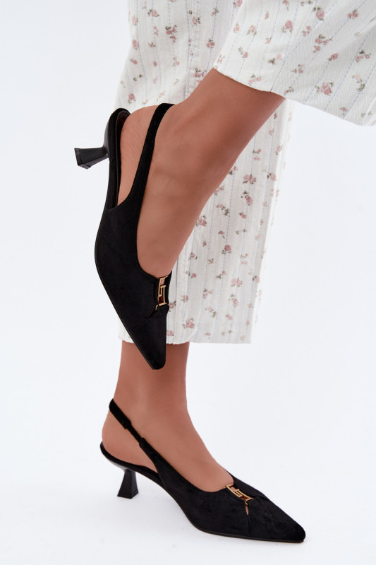 Schwarze Pumps mit offener Ferse und dekorativem Detail