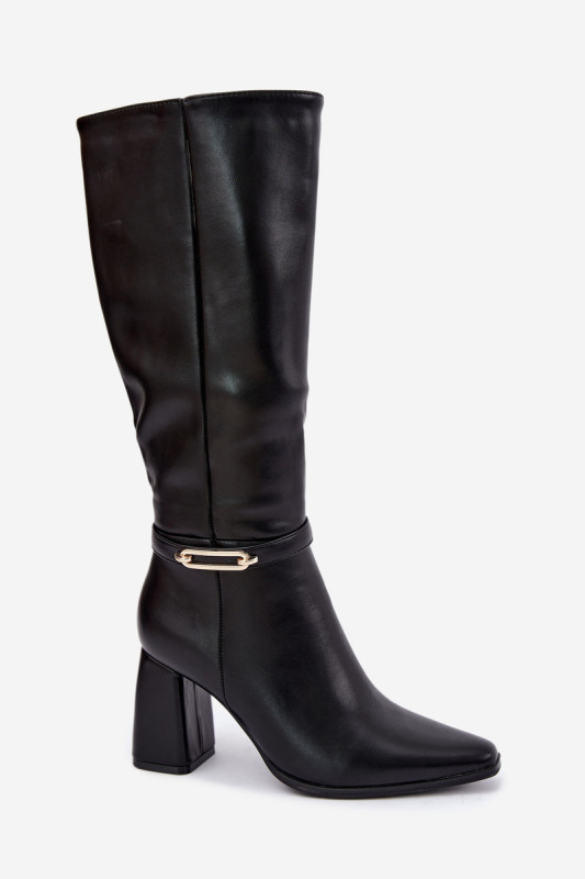 Gefütterter Stiefel mit dekorativem Riemen und Blockabsatz, schwarz