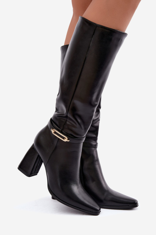 Gefütterter Stiefel mit dekorativem Riemen und Blockabsatz, schwarz