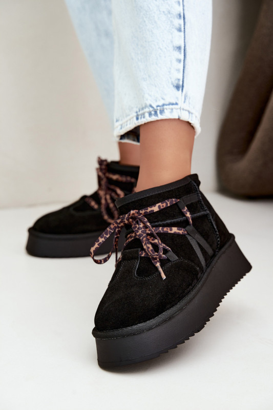 Schwarze Schneestiefel aus Veloursleder mit Schnürung und Plateausohle