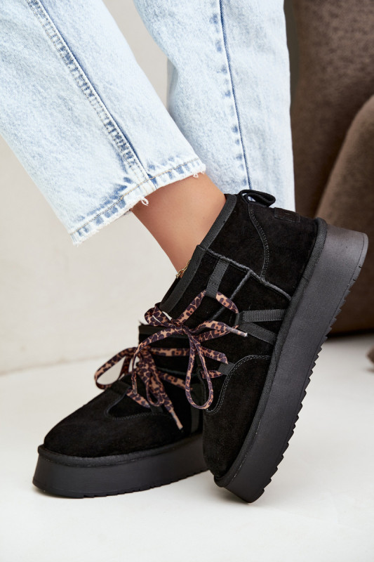 Schwarze Schneestiefel aus Veloursleder mit Schnürung und Plateausohle