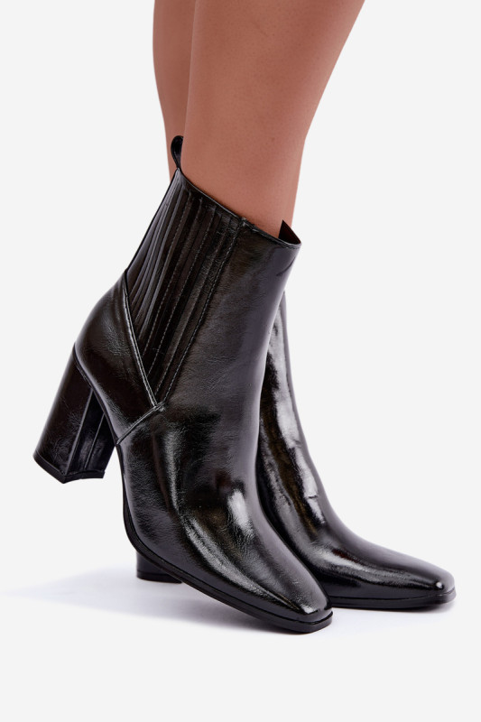 Schwarze lackierte Stiefelette mit Blockabsatz