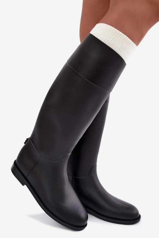 Hohe schwarze Gummistiefel mit flachem Absatz