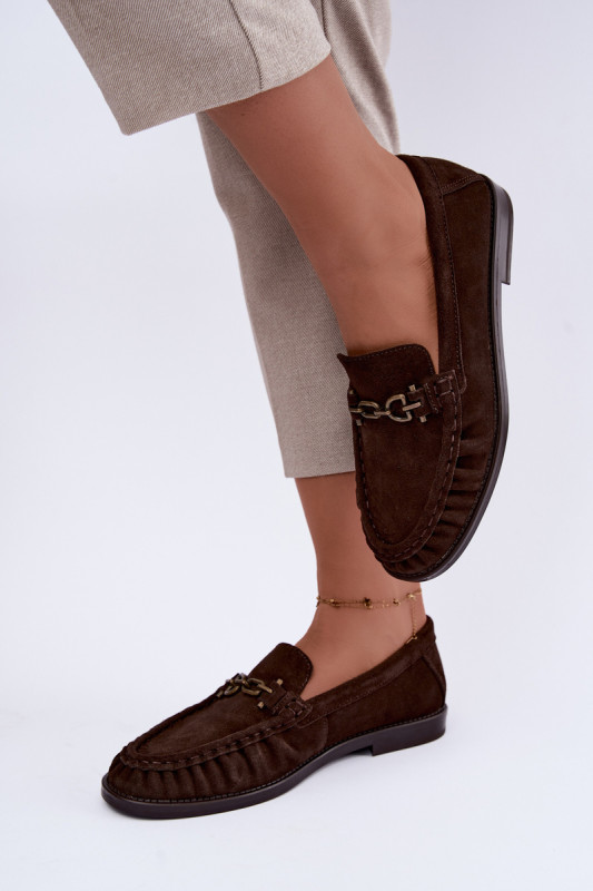Veloursleder-Mokassin mit Zierde und Falten, braun