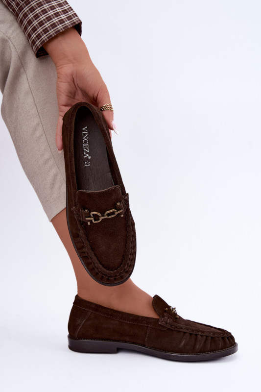 Veloursleder-Mokassin mit Zierde und Falten, braun