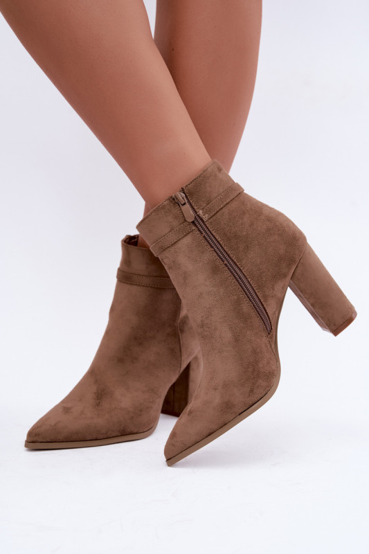 Beige Stiefelette mit Blockabsatz und dekorativem Riemen
