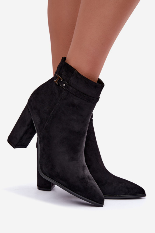 Schwarze Stiefelette mit Blockabsatz und dekorativem Riemen
