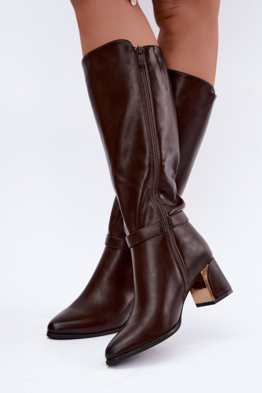 Gefütterte braune Stiefel mit Absatz und dekorativem Riemen