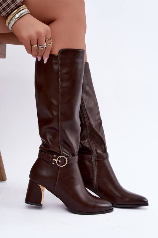 Gefütterte braune Stiefel mit Absatz und dekorativem Riemen