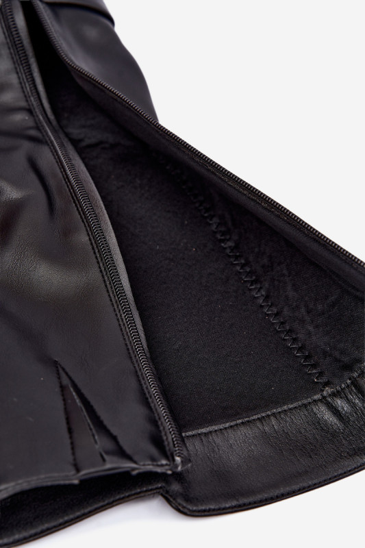Gefütterte Stiefel mit Absatz und dekorativem Riemen schwarz