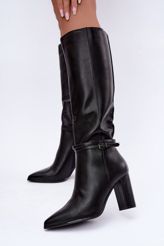 Gefütterte Overknee-Stiefel mit Riemen in Schwarz