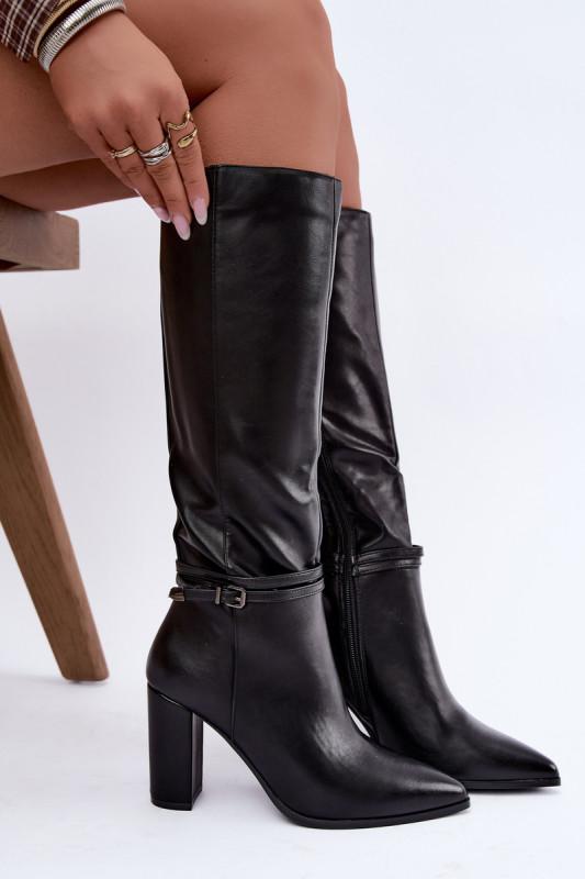 Gefütterte Overknee-Stiefel mit Riemen in Schwarz