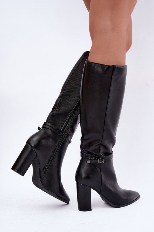 Gefütterte Overknee-Stiefel mit Riemen in Schwarz