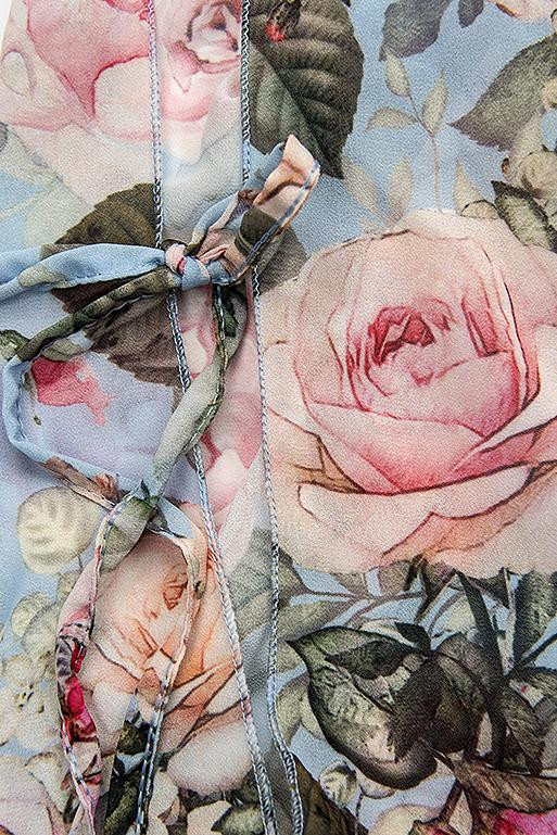Hellblaues Blumenkleid mit Rüschen und Spitze