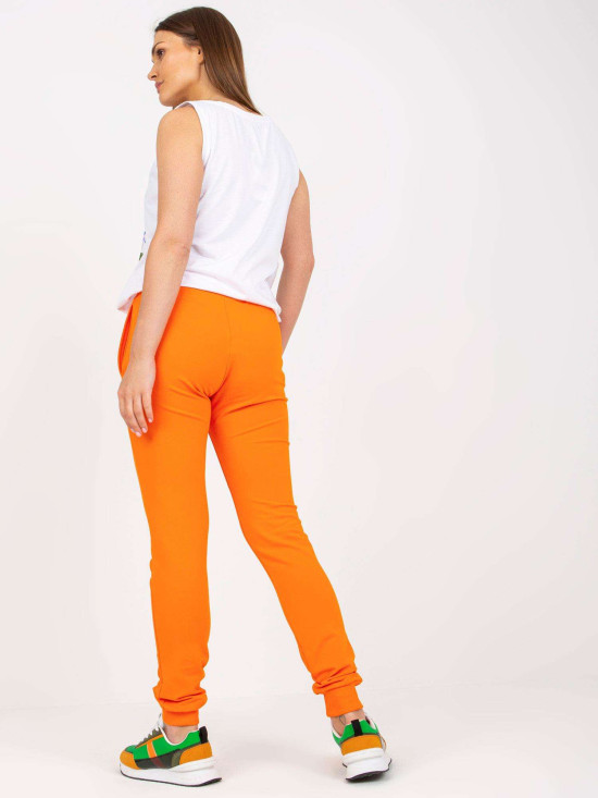 Stylisches orangefarbenes Set