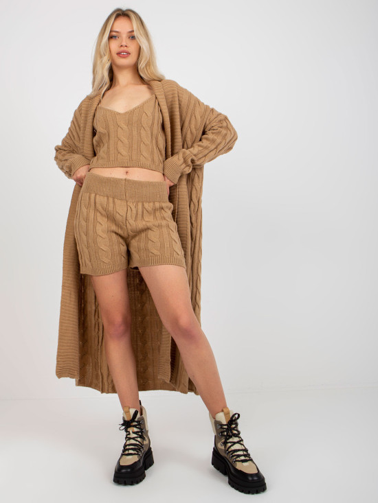 Camelfarbener dreiteiliger Strickset mit Top und Shorts