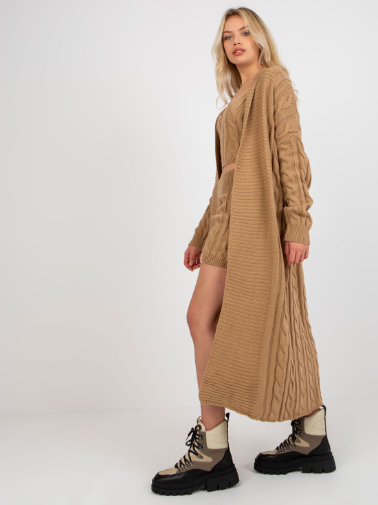 Camelfarbener dreiteiliger Strickset mit Top und Shorts