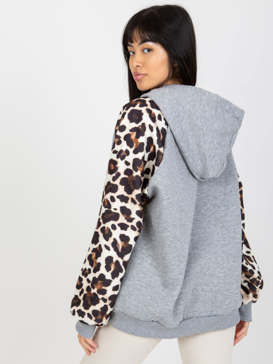 Grauer Hoodie mit Druck auf den Ärmeln von Michaela