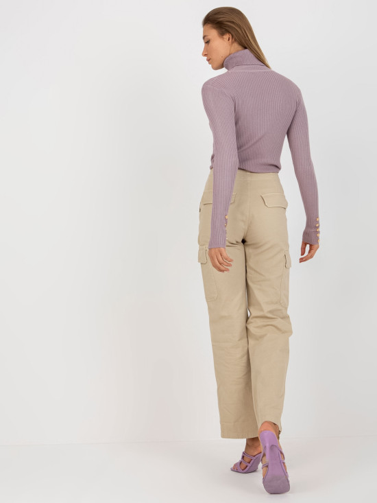 Helllila gestreifter Pullover mit Rollkragen und Knöpfen