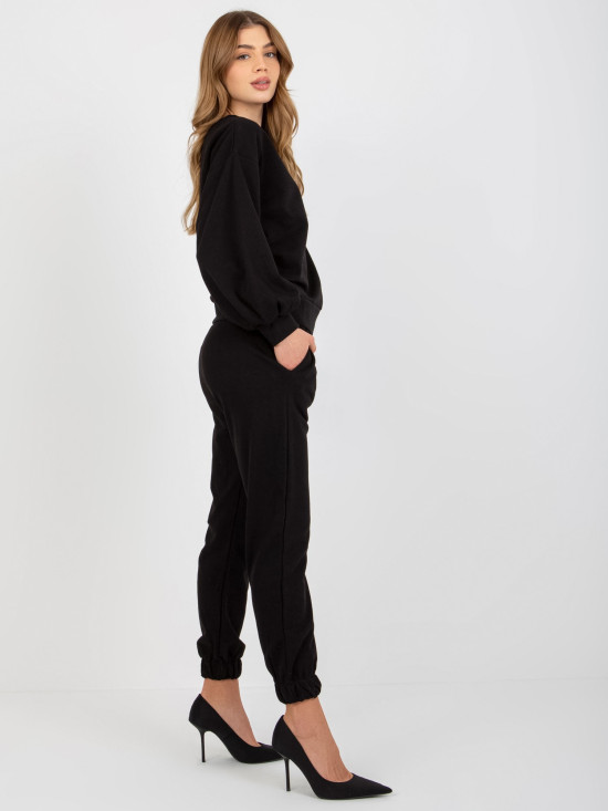 Schwarzes Casual-Set mit freiem Rücken