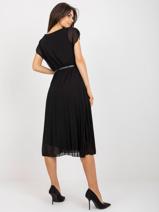 Schwarzes plissiertes Kleid mit rundem Ausschnitt