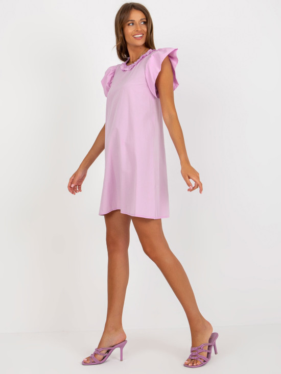Helle lila Kleid mit Rüschen an den Ärmeln