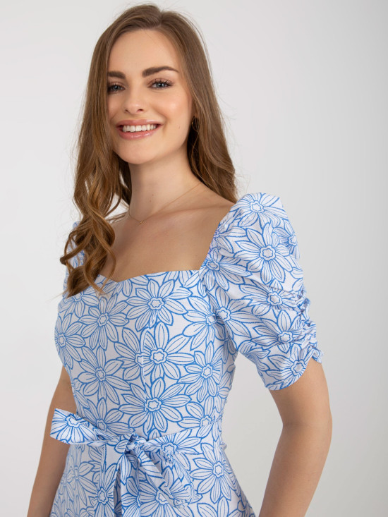 Weiß-blaues Sommerkleid mit kurzen Ärmeln