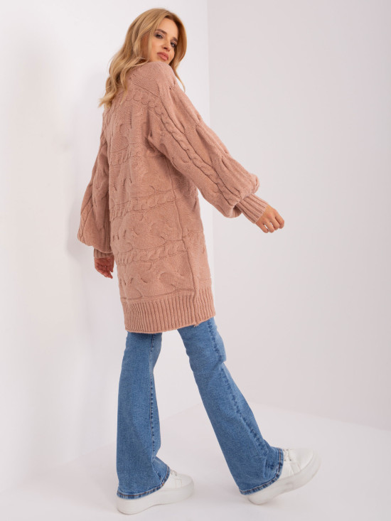 Rosa Strickkleid mit Zöpfen