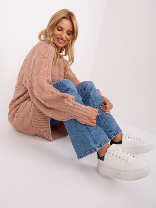 Rosa Strickkleid mit Zöpfen