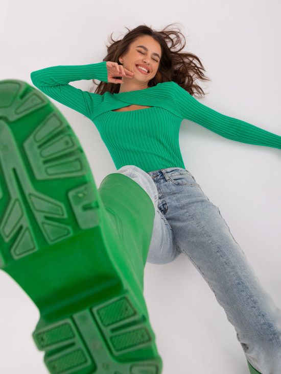 Grüner klassischer Pullover mit Ausschnitt