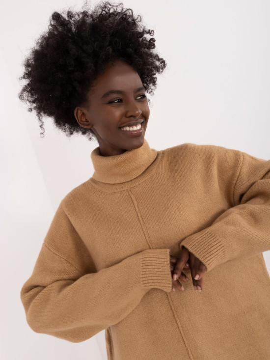 Stilvolles braunes Mini-Kleid mit langen Ärmeln