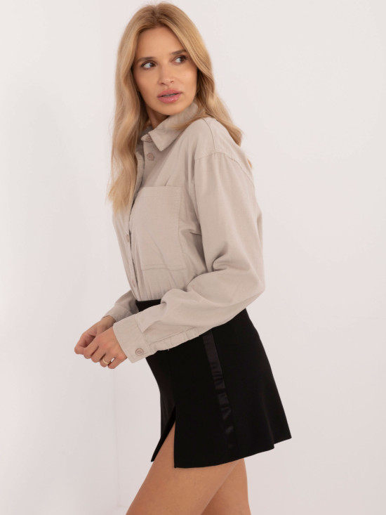 Stilvolle beige Bluse mit langen Ärmeln