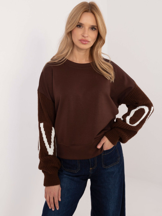 Brauner Pullover mit langen Ärmeln