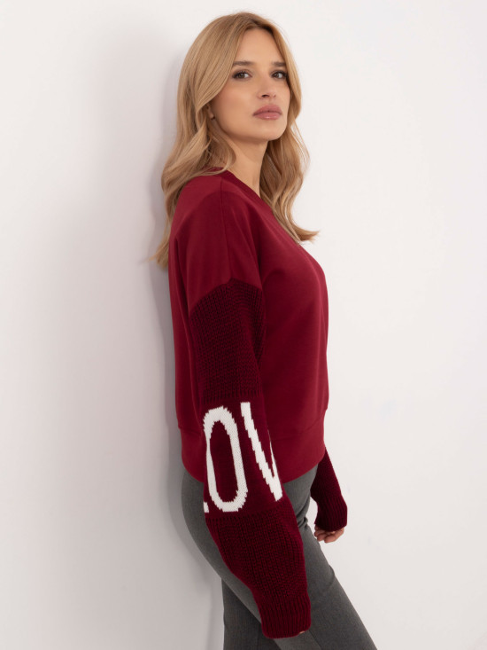 Stylischer roter Pullover