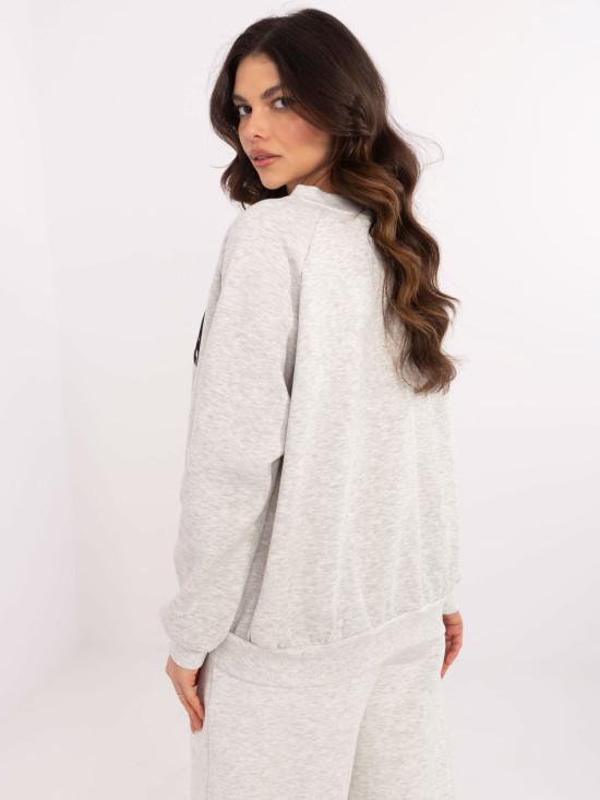 Grauer Pullover mit Applikationen und Stickerei