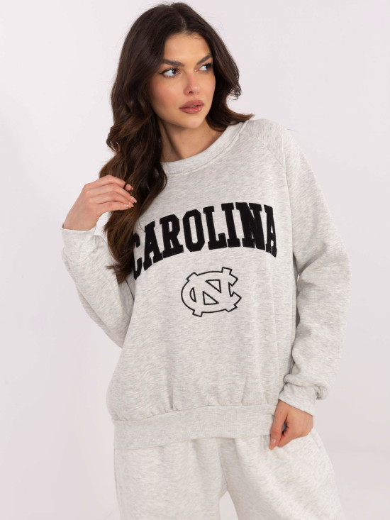Grauer Pullover mit Applikationen und Stickerei